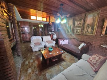 IMPORTANTE SALON Y CASA EN PLANTA ALTA