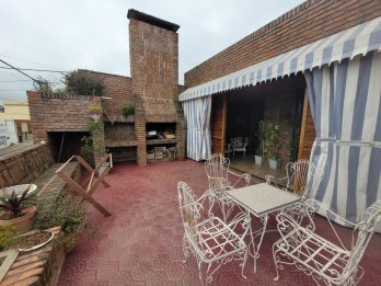 IMPORTANTE SALON Y CASA EN PLANTA ALTA