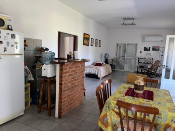 En venta casa dos dormitorios zona barrio Los Molinos !