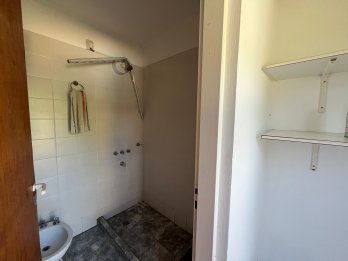 En venta casa dos dormitorios zona barrio Los Molinos !