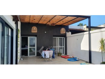 VENTA AMPLIA VIVIENDA CALLE RACEDO CON PISCINA