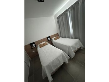 VENTA DEPARTAMENTO CENTRICO CON 2 COCHERAS AMOBLADO