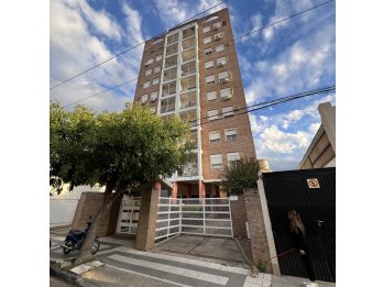 EN VENTA DEPTO 2 DORM. CON COCHERA SOBRE CALLE PERÚ