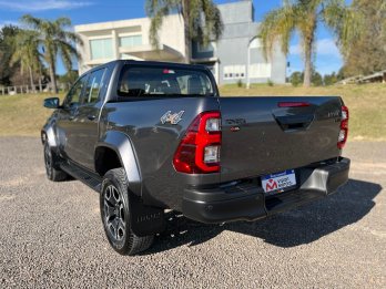 TOYOTA HILUX 2.8 SRX 4X4 AT / 4x2 AT