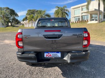 TOYOTA HILUX 2.8 SRX 4X4 AT / 4x2 AT