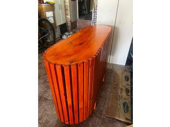 Mueble tipo recibidor de pino laqueado.
