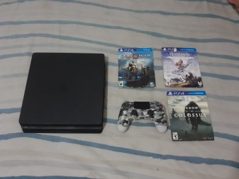 PlayStation 4 Slim usada con tres juegos