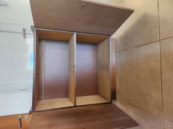 Mueble de madera. Con dos puertas. Y estante