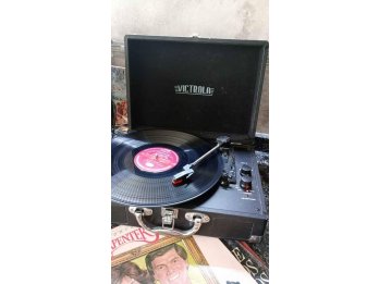 Tocadiscos Victrola como nuevo + importante lote de discos