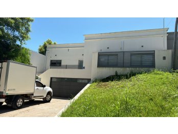 Vendo casa zona Echeverria y Lopez Jordan