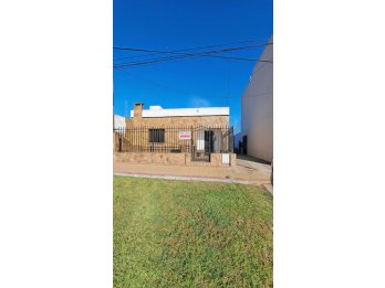 VENDO CASA ZONA EX HIPÓDROMO - CASA + DPTO -  U$S 75.000