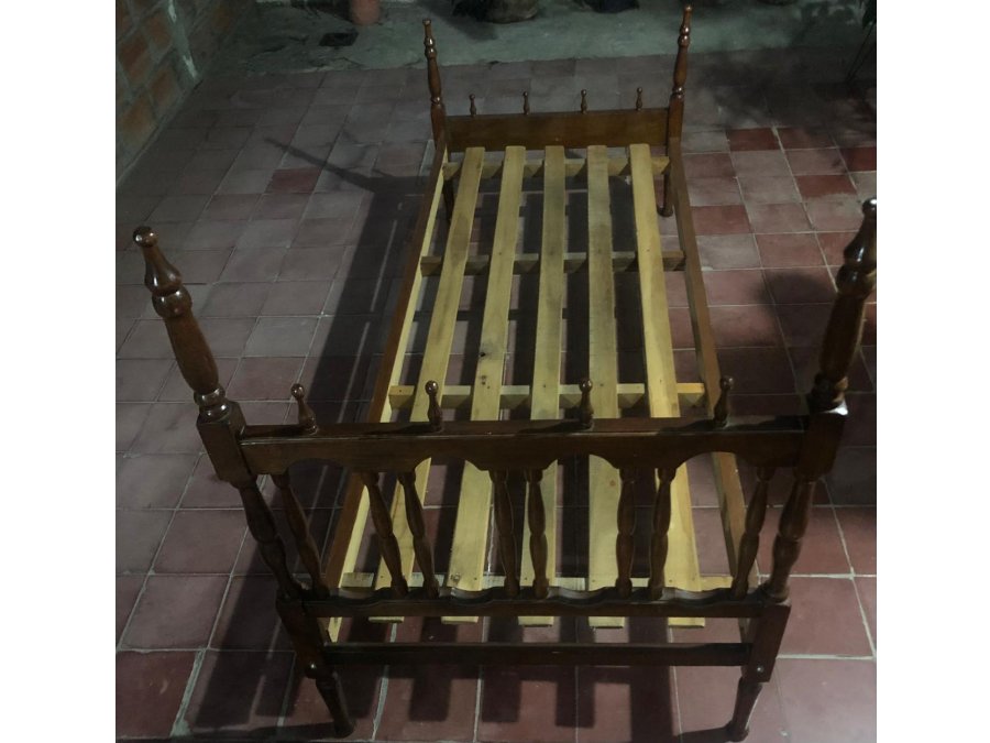 VENDO CAMA DE UNA PLAZA TIPO COLONIAL