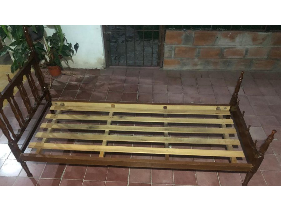 VENDO CAMA DE UNA PLAZA TIPO COLONIAL