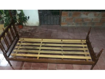 VENDO CAMA DE UNA PLAZA TIPO COLONIAL