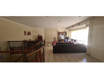destacada VIVIENDA con frente al acceso al Tunel