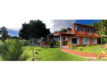 SE VENDE IMPORTANTE CASA EN BARRIO LAS COLINAS DEL GOLF