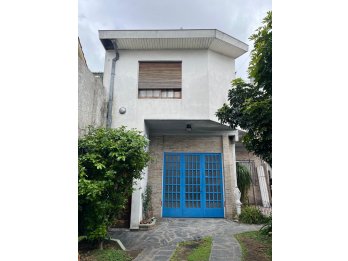 CASA DE 3 AMBIENTES CON COCHERA EN SAN MARTIN