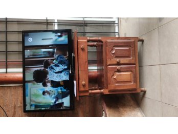 TV LED  funcionando de 42 pulgadas y mesa de T V de algarrob