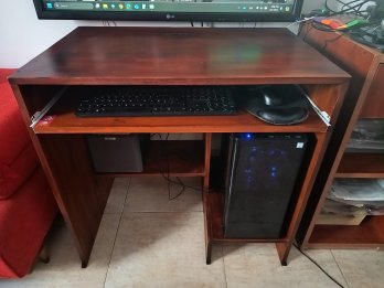 Escritorio PC de pino barnizado excelente estado/poco uso
