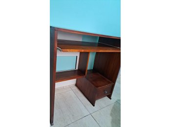 Escritorio PC pino barnizado con cajonera excelente estado