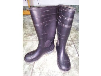 Vendo botas Talle 43 a 8.000 Cel:5493434560718