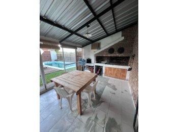| VENDO CASA EN COLONIA AVELLANEDA | PILETA Y COCHERA |