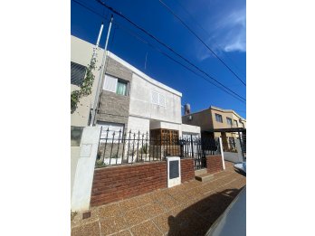 | VENDO CASA DE 3 DORMITORIOS Y COCHERA |