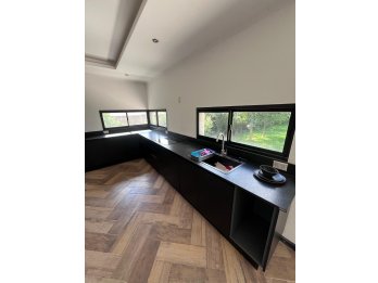 | ALQUILO CASA CON QUINCHO Y PILETA | 3 DORMITORIOS |