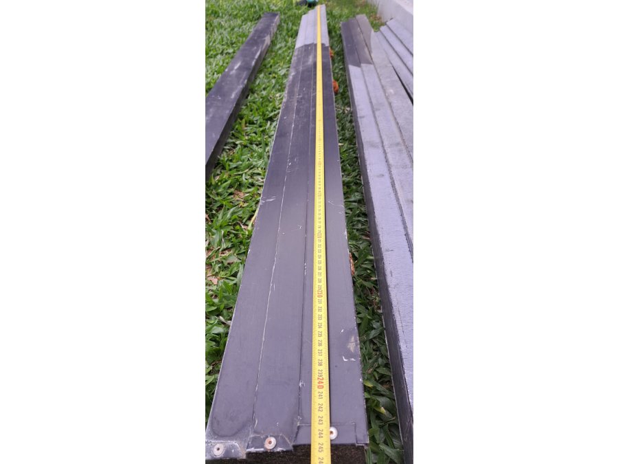Vendo canaleta negra plegada completa con bajada de 90
