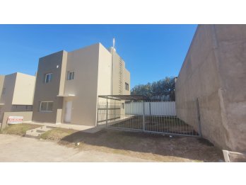 VENDO CASA CON PISCINA.