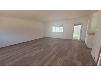 VENDO CASA CON PISCINA.