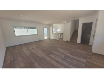 VENDO CASA CON PISCINA.