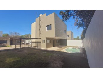 VENDO CASA CON PISCINA.
