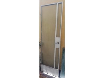 PUERTA DE HIERRO CON VIDRIO