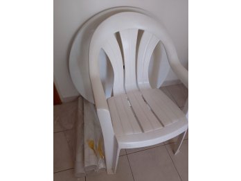 vendo juego de jardin MESA Y SILLAS DE PLASTICO