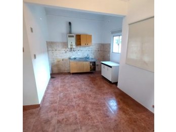 Venta de casa más dpto en calle Villaguay