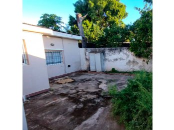 Venta de casa más dpto en calle Villaguay