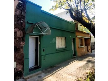 Venta de casa más dpto en calle Villaguay