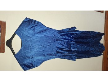Vendo varios vestidos. Todos juntos.