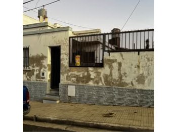 VENTA CASA: ubicada en calle Olegario Víctor Andrade Nº 180