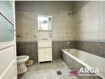 VENDO CASA CON AMPLIO TERRENO EN ZONA CENTRO