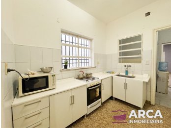 VENDO CASA CON AMPLIO TERRENO EN ZONA CENTRO