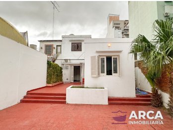 VENDO CASA CON AMPLIO TERRENO EN ZONA CENTRO