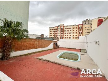 VENDO CASA CON AMPLIO TERRENO EN ZONA CENTRO