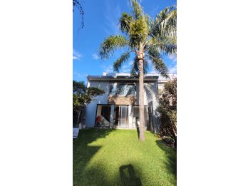VENDO IMPORTANTE CASA EN CALLE VILLAGUAY 972