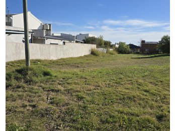 Lote en Oro Verde todos los servicios 10 x 50 mt cercano polideportivo