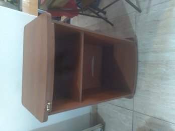 mesita con ruedita y estanteria