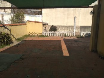 ALQUILO CASA Calle ITUZAINGO 129 PNA. MUY AMPLIA c/cochera