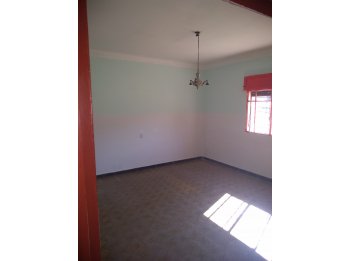 ALQUILO CASA Calle ITUZAINGO 129 PNA. MUY AMPLIA c/cochera