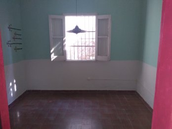 ALQUILO CASA Calle ITUZAINGO 129 PNA. MUY AMPLIA c/cochera